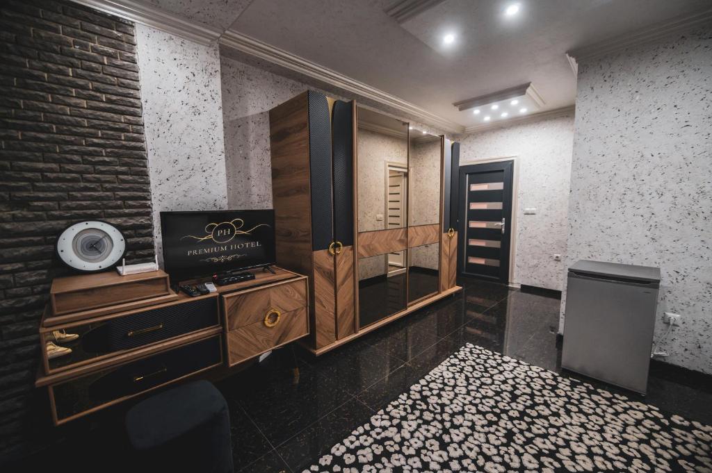 普里什蒂纳Hotel Premium的客房设有带水槽和镜子的浴室
