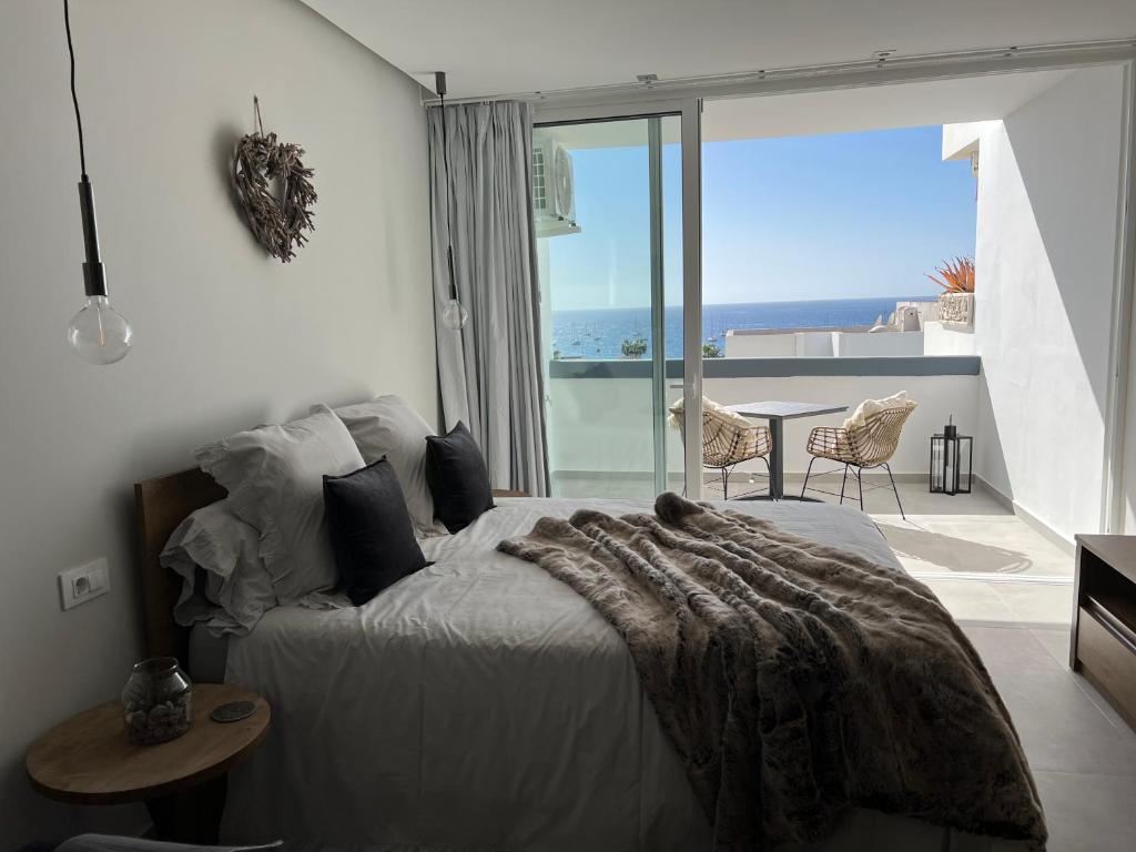 美洲海滩Boutique studio, sea views of Las Vistas and free wifi的一间卧室设有一张床,享有海景