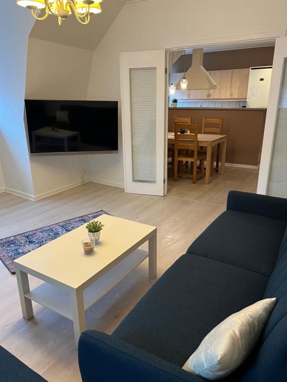 瓦埃勒Lille Vedelsborg的客厅配有沙发和桌子