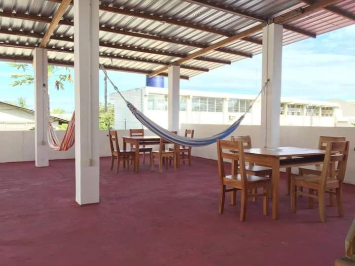 阿约拉港El Paraiso的天井配有吊床和桌椅