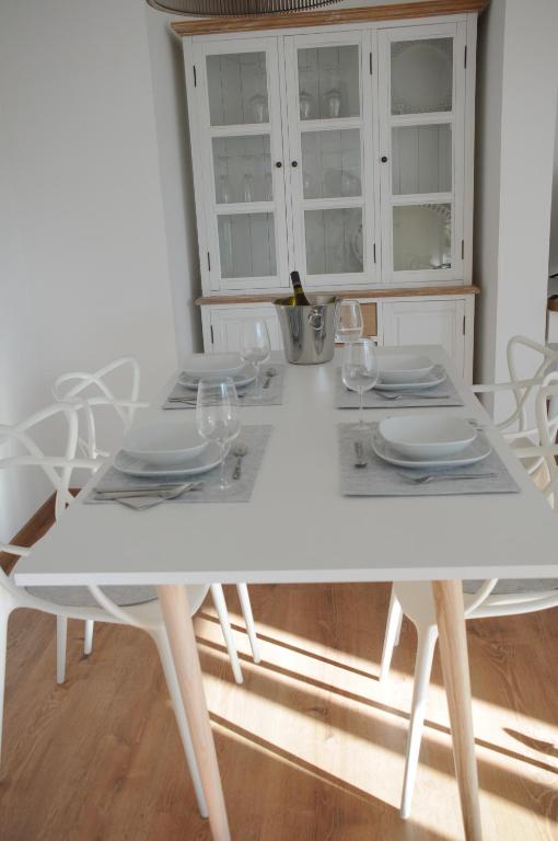 布雷根茨RELAX Apartment mit Garten - Lifestyle am Bodensee, Fahrräder inklusive的白色餐桌,上面有白色的菜肴