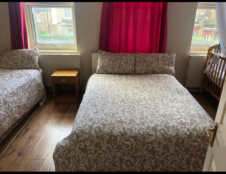 伦敦芬奇利路民宿的一间小卧室,配有床和窗户