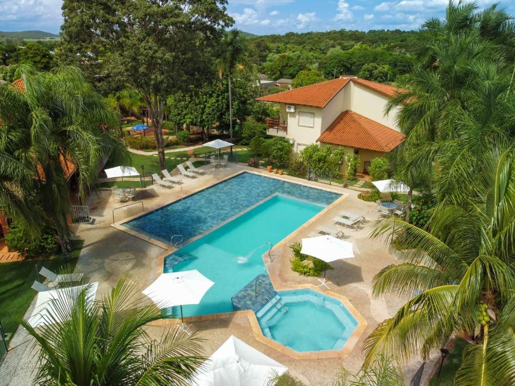 博尼图阿瓜斯德博尼托旅馆的享有带椅子的游泳池和度假村的顶部景致