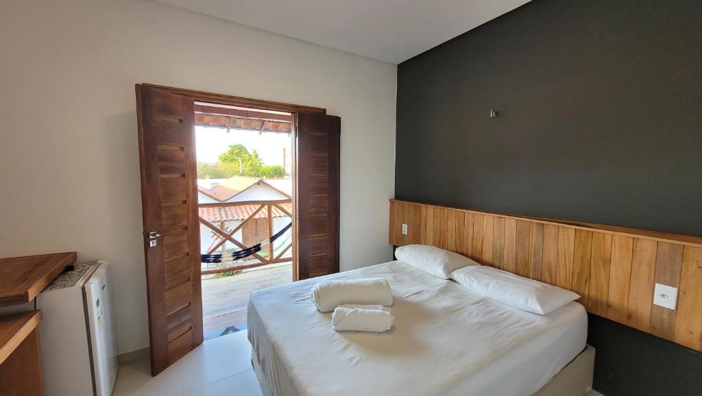 巴纳伊巴Pousada Vila Cajuína - Parnaíba的一间小卧室,配有一张带窗户的床