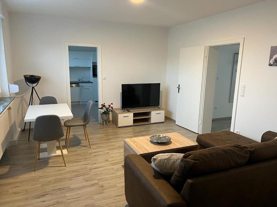 吕伯克Eine modern renovierte Wohnung mit Balkonterrasse.的带沙发、桌子和电视的客厅