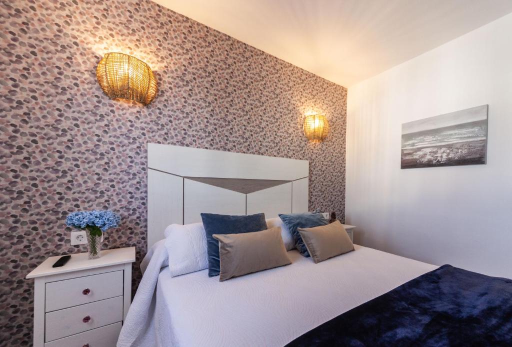 宏达海滩Luxury Beach Apartments Diama的卧室配有白色的床和墙壁