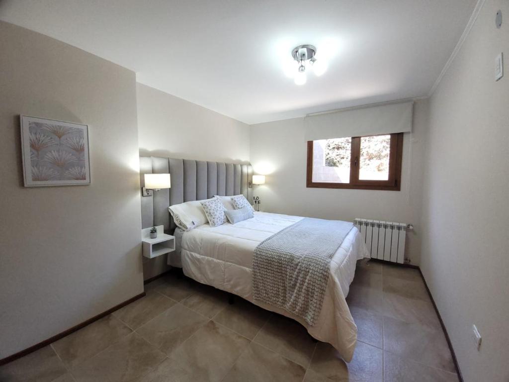 迪娜·瓦皮Aires del Sur的一间卧室设有一张床和一个窗口
