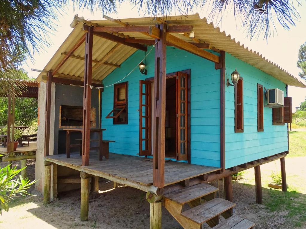 德尔迪阿布罗角UN SUEÑO LOFT的蓝色的小房子,设有木门廊