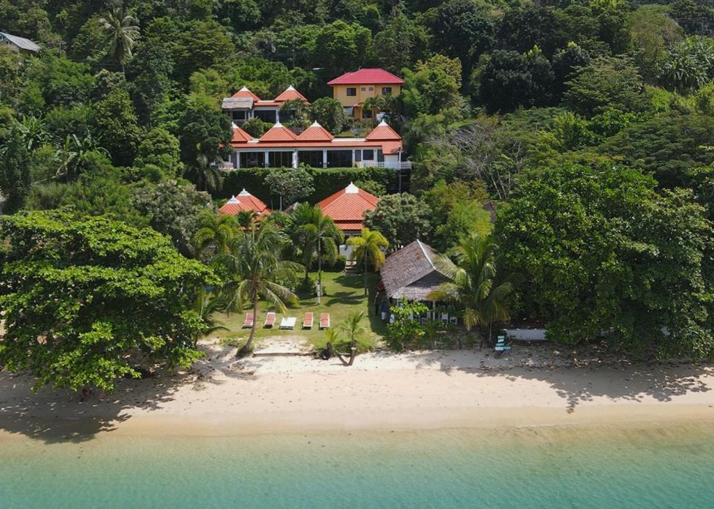 攀瓦海滩Soul Villas by The Beach - Phuket的海滩上房屋的空中景致