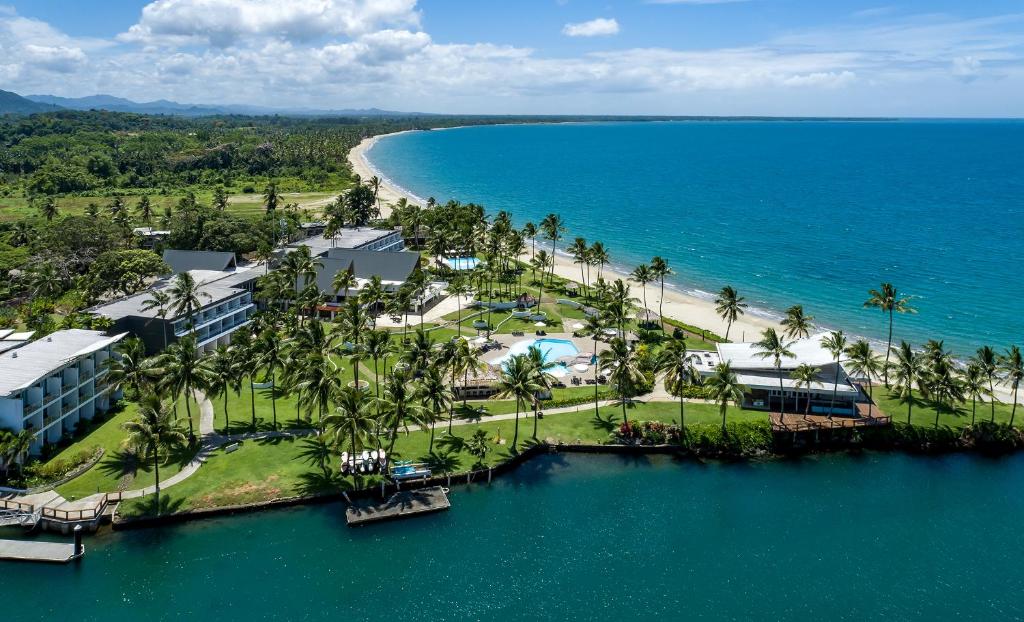 太平洋港南太平洋明珠Spa及高尔夫球场度假酒店的享有度假村和海滩的空中景致