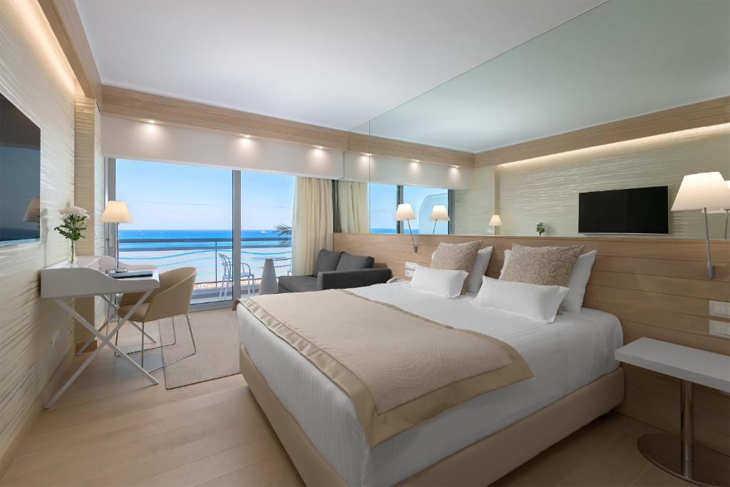 罗德镇地中海酒店的一间带大床的卧室,享有海景