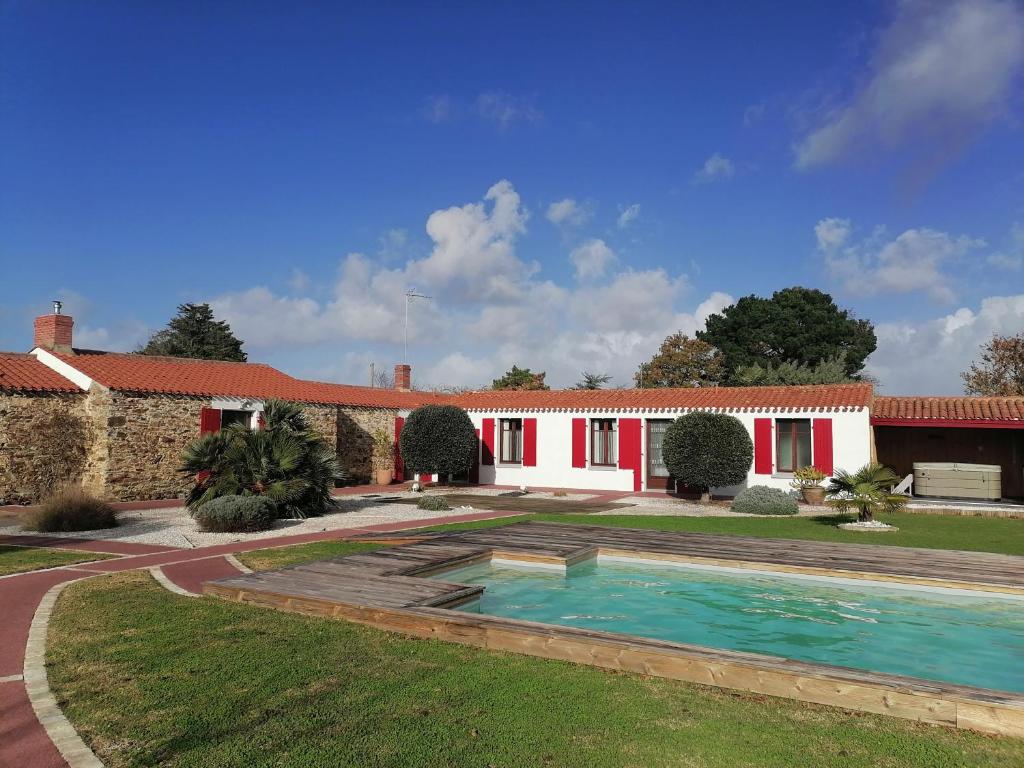 莱萨布勒-多洛讷La Longère des Olonnes的庭院中带游泳池的房子