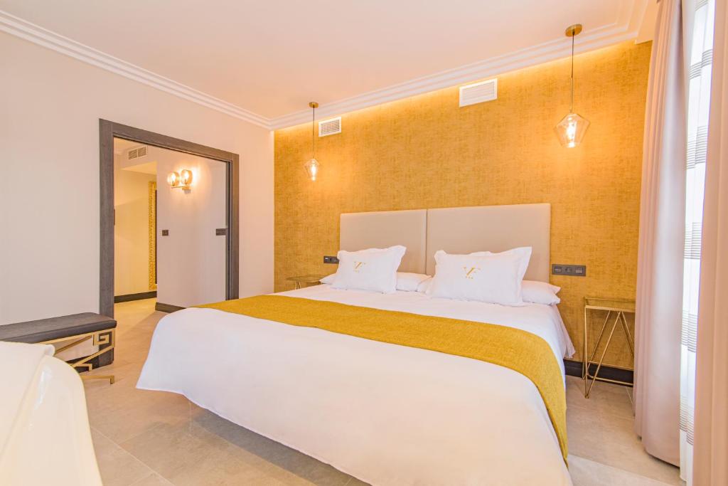 韦托塔哈尔VESCI FAVENTIA的卧室配有一张白色大床和电视。
