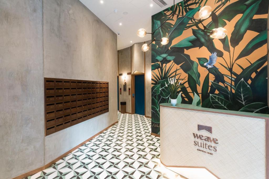 香港Weave Suites - Central West的大堂拥有植物壁画