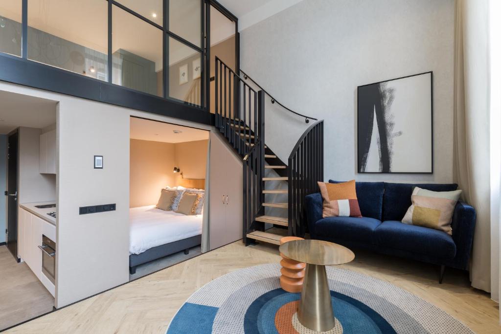 斯海弗宁恩Ocean House Scheveningen的一个小客厅,配有床和楼梯