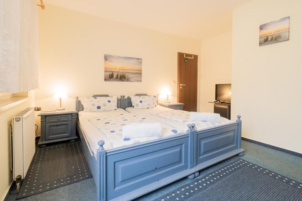 柏林Hotel Dori´s 108的一张大蓝色的床,位于带两盏灯的房间