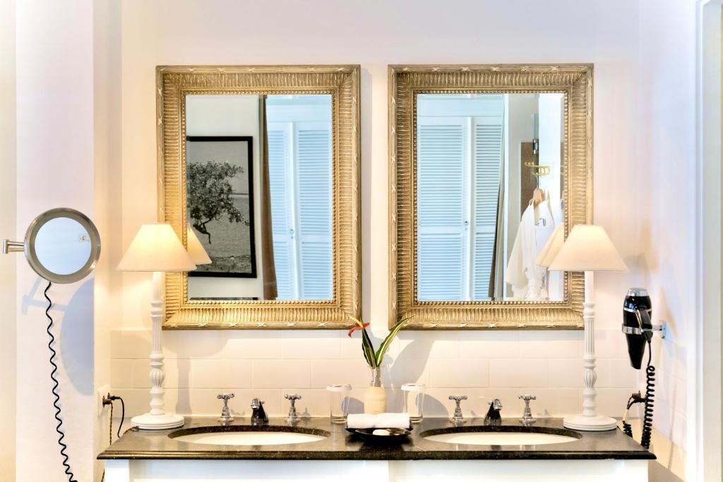 格兰贝伊Hôtel 20 Degrés Sud - Relais & Châteaux的浴室设有2个水槽和2个镜子