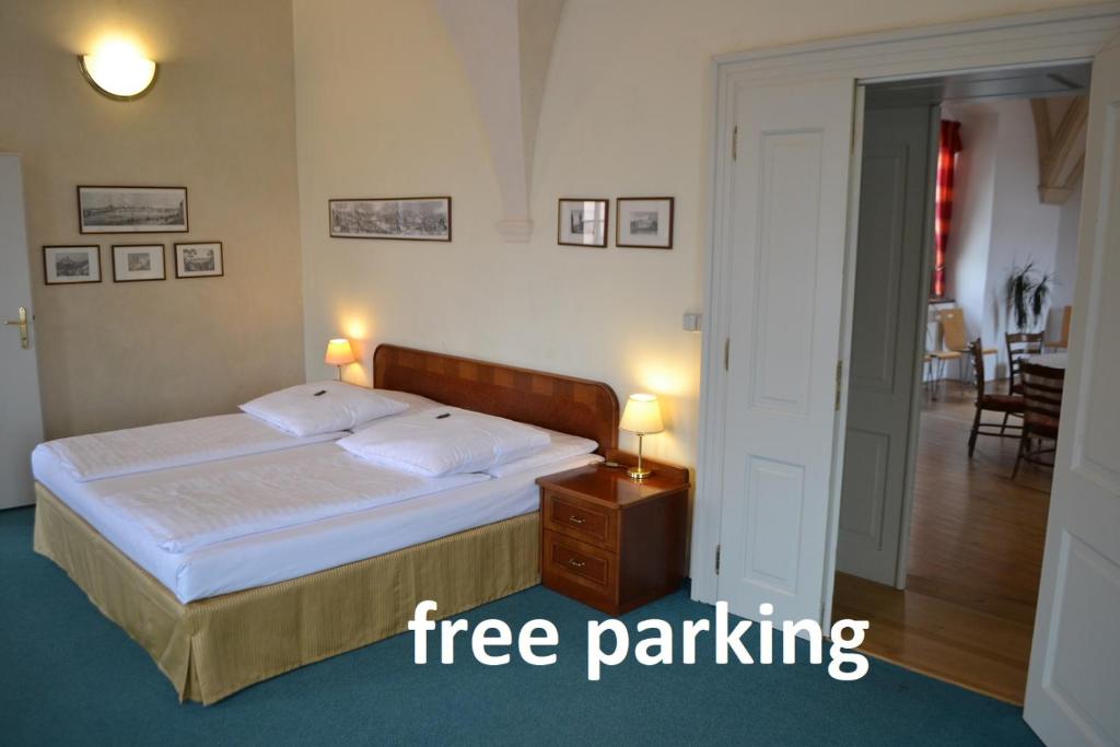 布拉格阿德尔伯特伊寇酒店的一间卧室配有一张带免费停车位标志的床