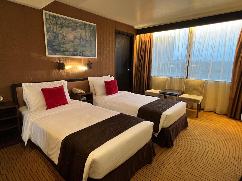 香港最佳盛品酒店尖沙咀（贝斯特韦斯特酒店）的酒店客房设有两张床和窗户。