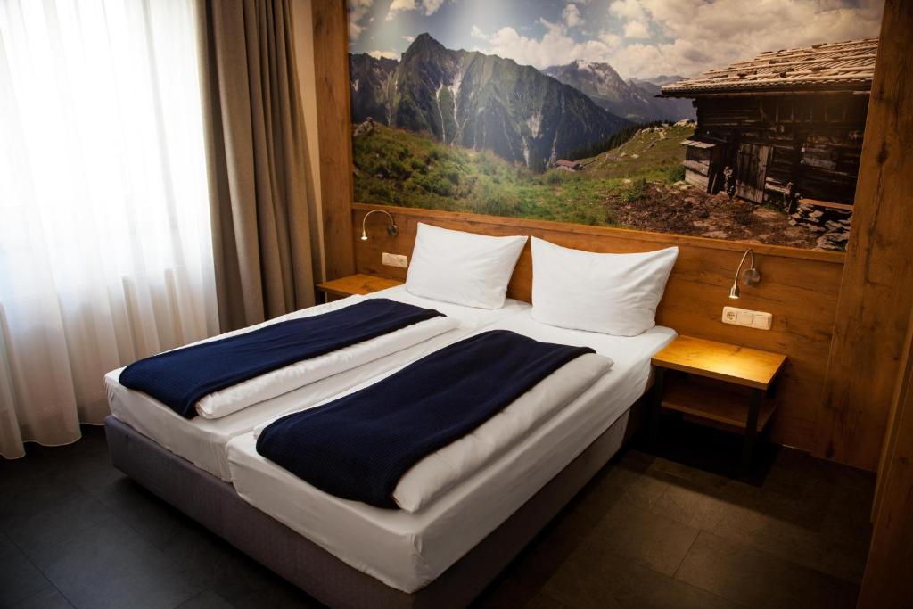 美因河畔法兰克福Paulaner am Dom Hotel的一间卧室配有一张壁画床