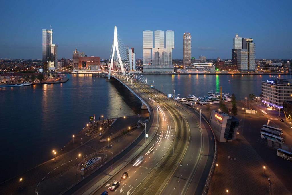 鹿特丹恩豪鹿特丹酒店的公路上交通的河上的桥梁