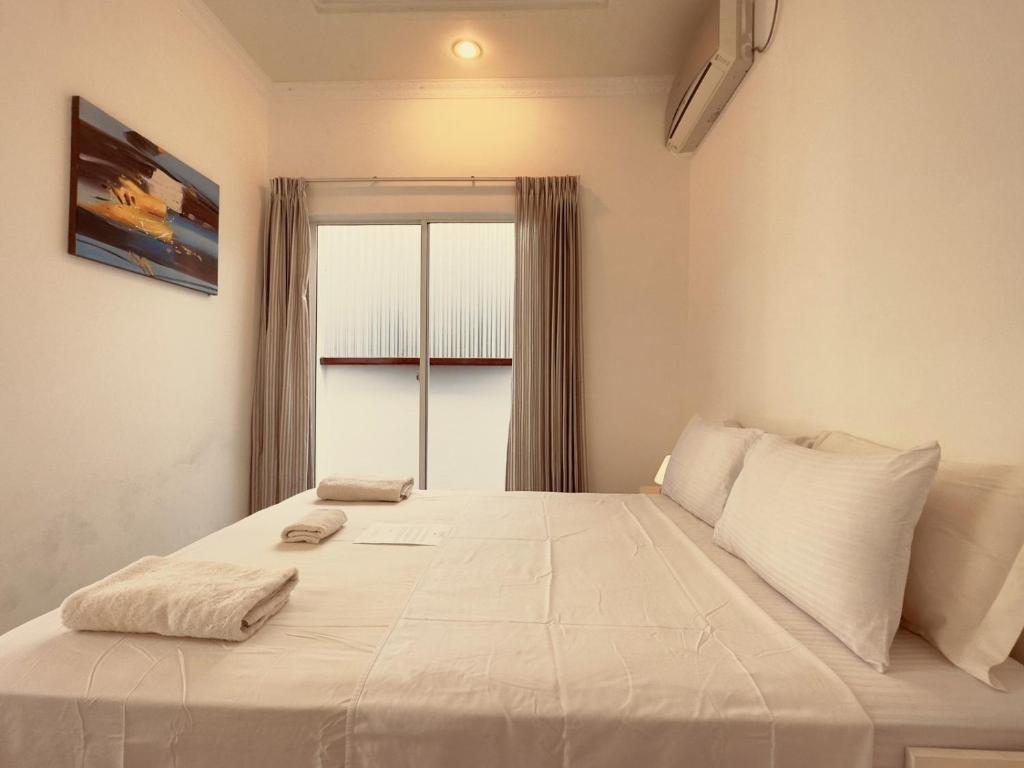 费利杜Vaali Maldives Island Escapes & Dive的卧室配有一张大白色床和窗户