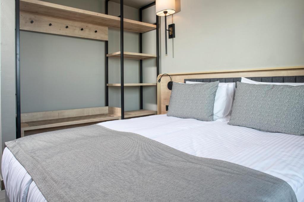 阿拉尼亚Green Garden Resort & Spa Hotel的卧室配有白色的床和窗户