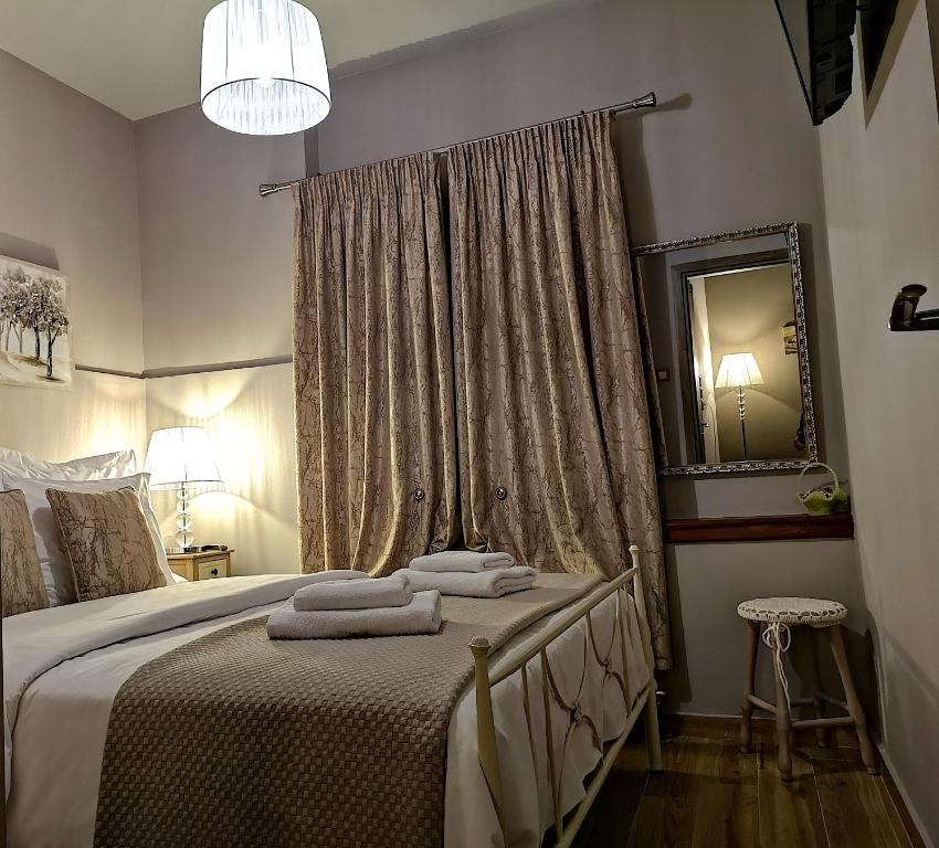 波尔塔里亚VENUS GUESTHOUSE的一间卧室配有带毛巾的床