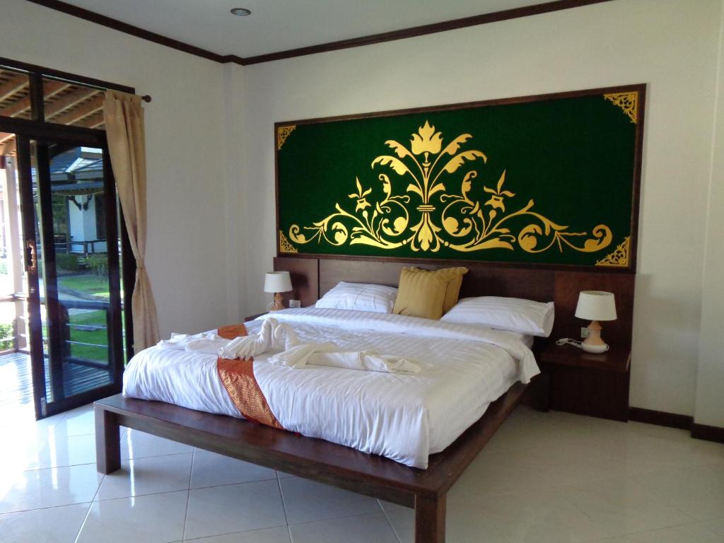 Ban Khao ThongPARADIS VERT的一间卧室设有一张大床和绿色的墙壁