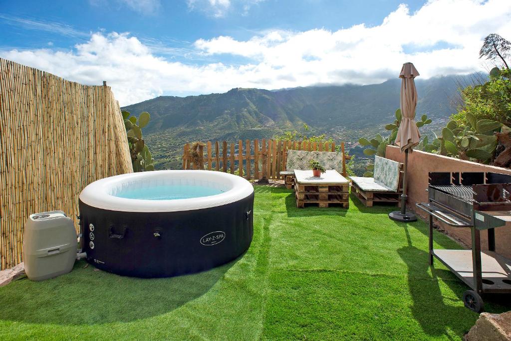 贝加德圣马特奥Ca' Navarro的绿色草坪顶部的热水浴池