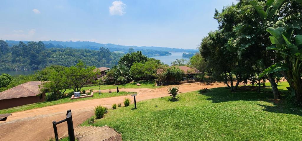 白河Da Gama Lake Cottages - Coral Tree and Cormorant Cottages的享有一条河底土路的景色