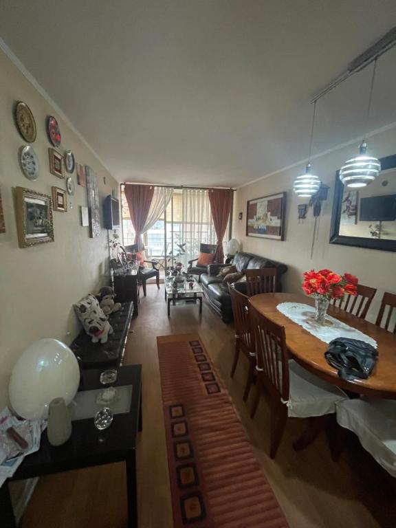圣地亚哥Departamento en Condominio Cerrado La Florida的客厅配有桌子和沙发