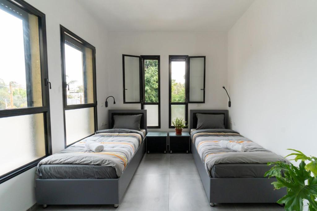 特拉维夫Nahal Oz 33的带窗户的客房内的三张床