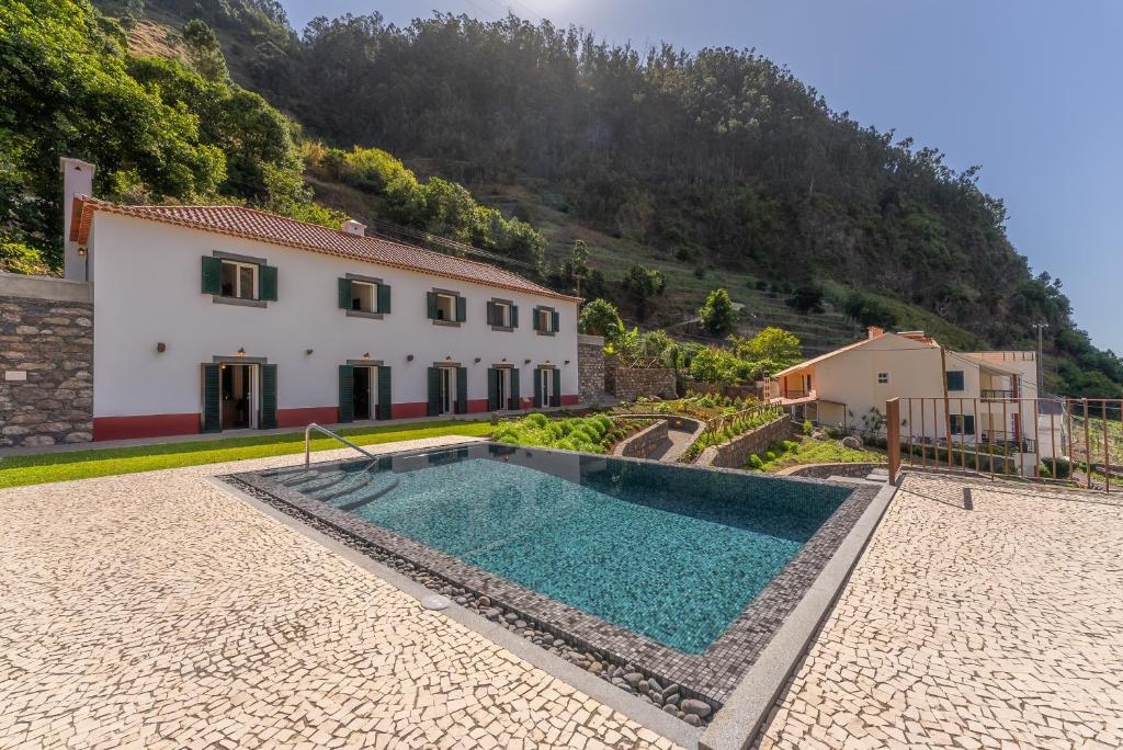 里韦拉布拉瓦Solar dos Reis by An Island Apart的山前带游泳池的房子