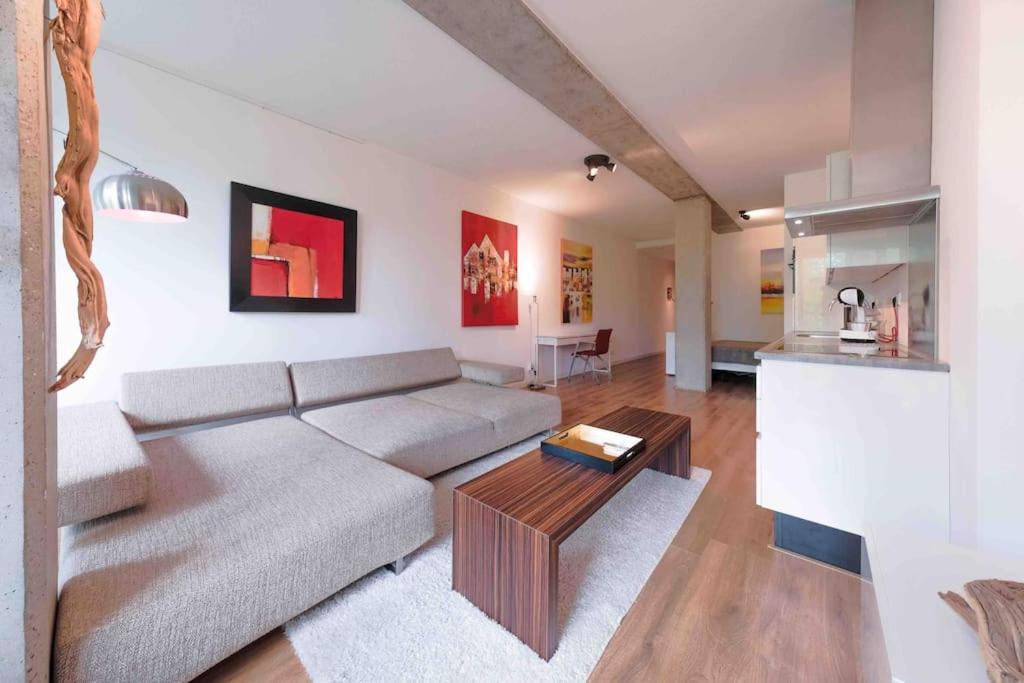 鹿特丹trendy STUDIO ROTTERDAM CENTER的客厅配有沙发和桌子