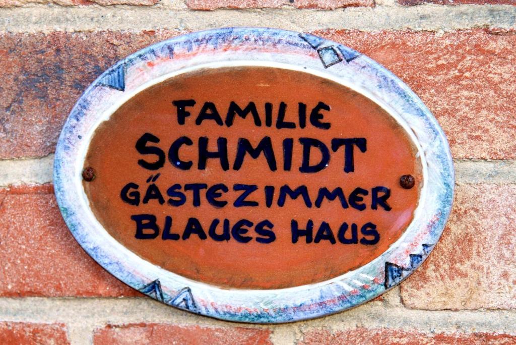 格吕克斯塔特Blaues Haus的砖墙上的石膏,上面有法米拉松鼠的字眼,注视着锤骨