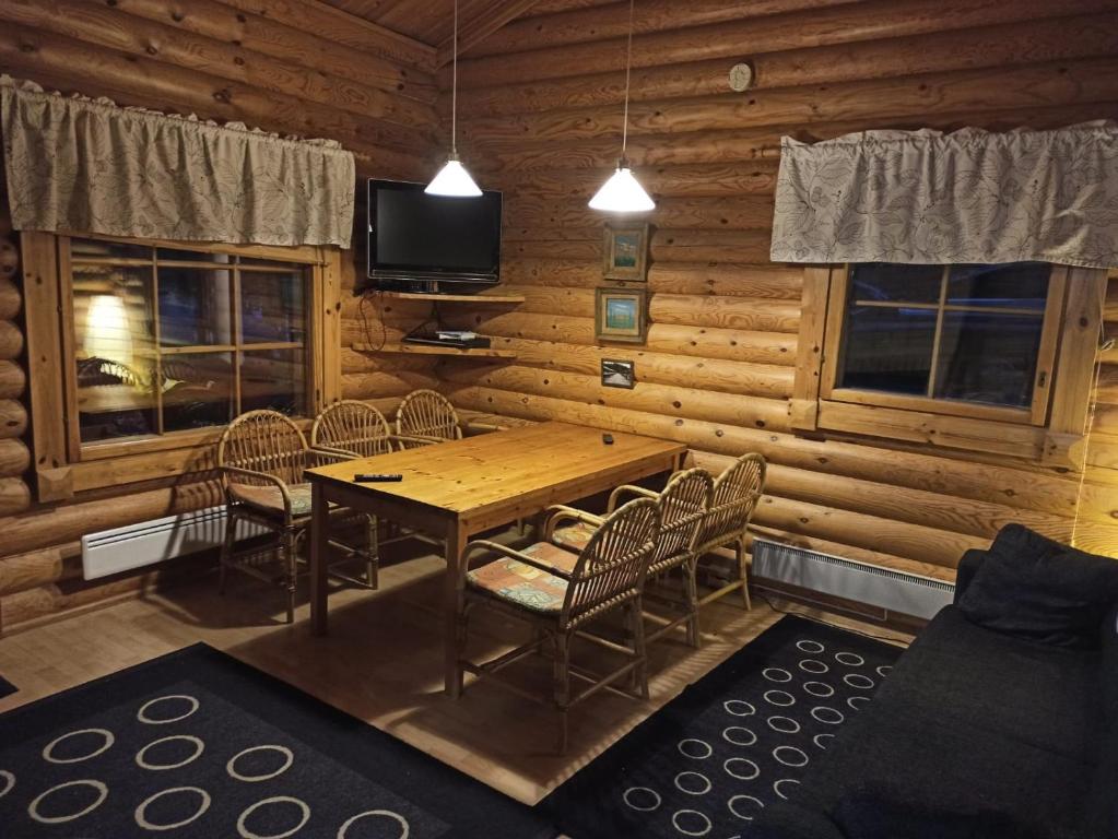 蓬卡哈尤Cottages SAA的一间带木桌和椅子的用餐室