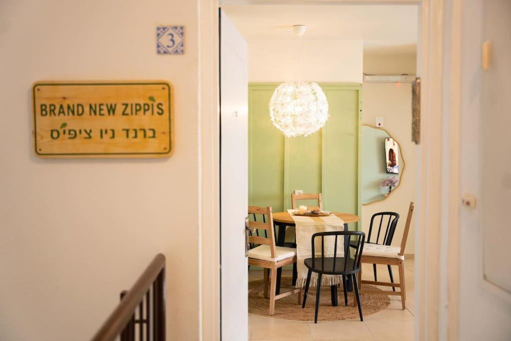 卡梅尔Brand New Zippi`s- karmiel的用餐室和厨房,上面标有读新餐巾的标志