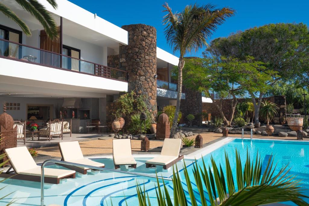 阿雷西费VIK别墅精品酒店的一座带游泳池和度假村的别墅