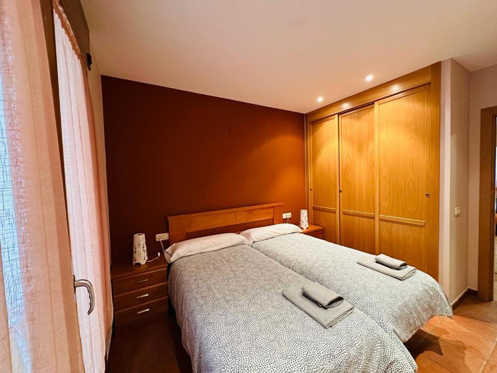 别尔萨Apartamento Carlos Bielsa的一间卧室配有一张大床和两条毛巾