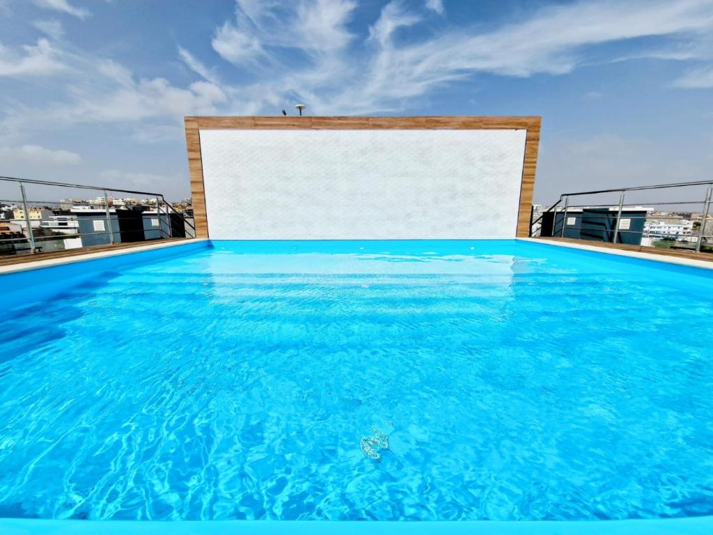 普拉亚Praia Modern Apartment vista Mar的蓝色的大池水,有白色的板