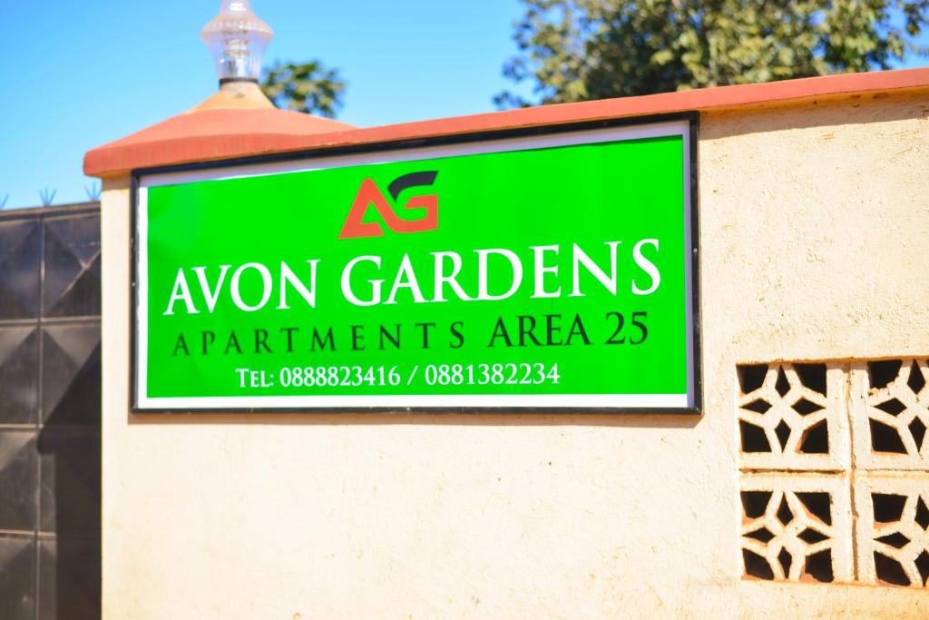 利隆圭Avon Garden Apartments Area 25的建筑物一侧的绿色标志