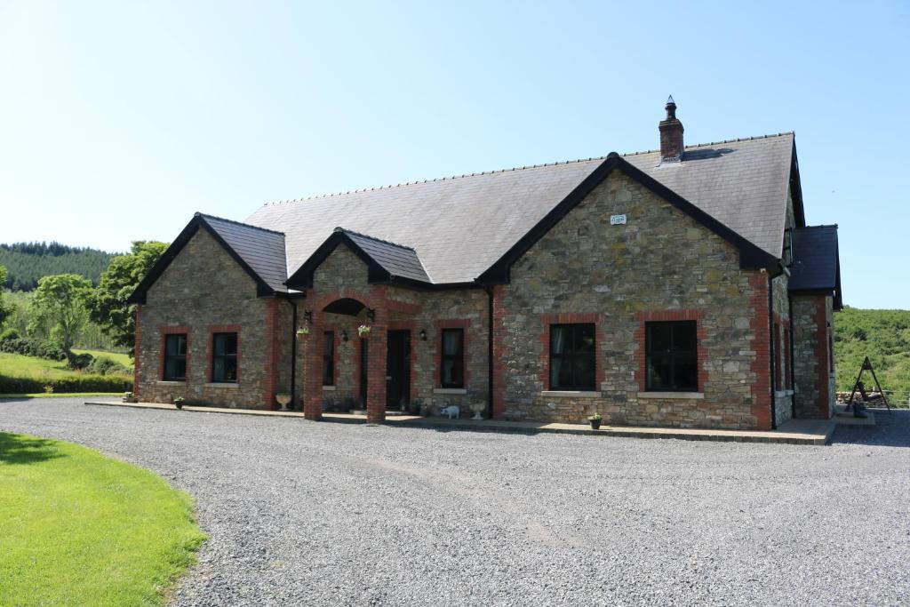 凯尔斯Loughcrew View Bed and Breakfast的石屋,带碎石车道