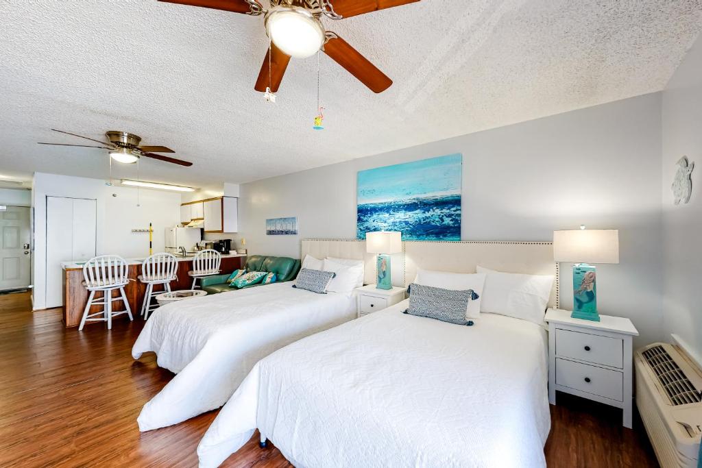 大洋城Seaward Villas 301的一间带两张床的卧室和一间客厅