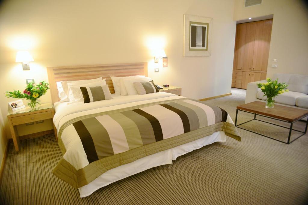 塔尔卡卡斯罗塔尔卡酒店的一间大卧室,配有一张大床和一张沙发