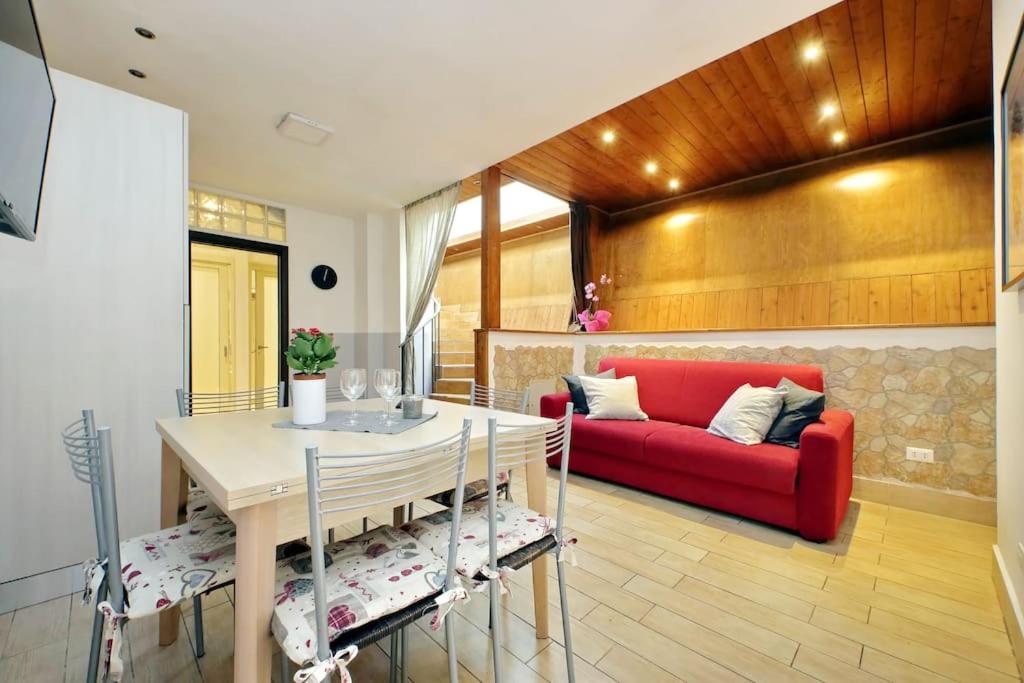 罗马Vatican Flat Spacious Cozy with Court的客厅配有红色的沙发和桌子
