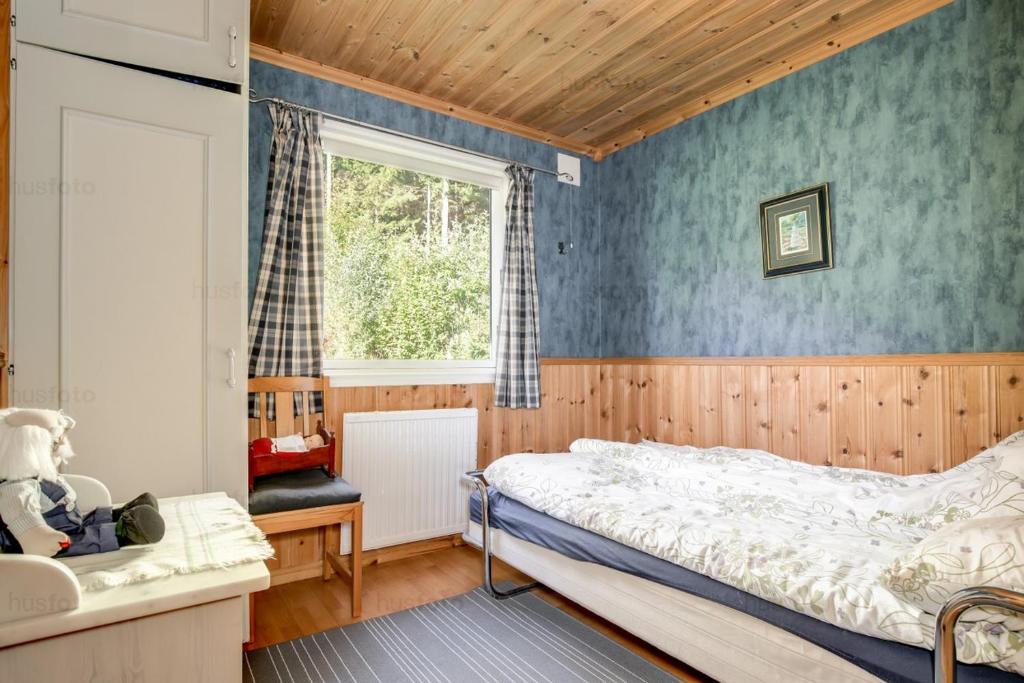 GräsmarkSunne Stugcenter 12的一间卧室设有一张床和一个窗口