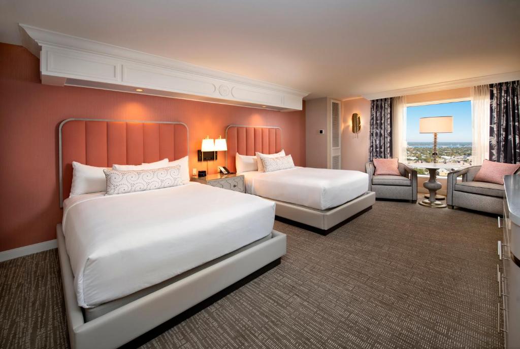 比洛克西Beau Rivage Resort &amp; Casino的有两张床和一张沙发的酒店房间