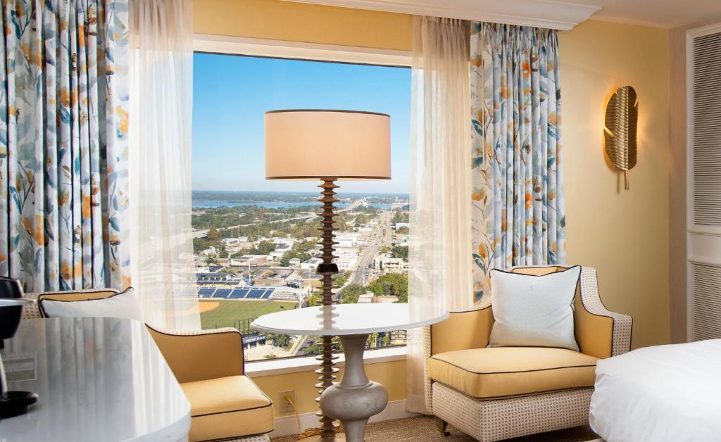 比洛克西Beau Rivage Resort &amp; Casino的一间带床的卧室和一扇可欣赏风景的窗户