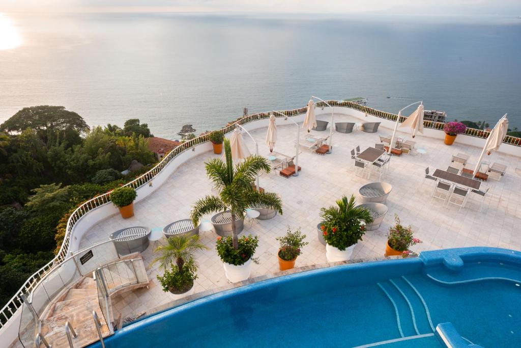 巴亚尔塔港Grand Miramar All Luxury Suites & Residences的享有带游泳池的度假村的空中景致